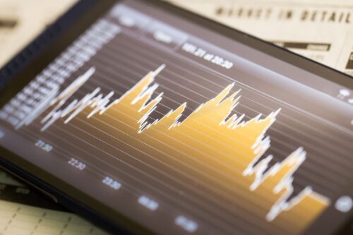 Gráfico de investimentos sendo exibido em dispositivo eletrônico, representando o índice VIX.
