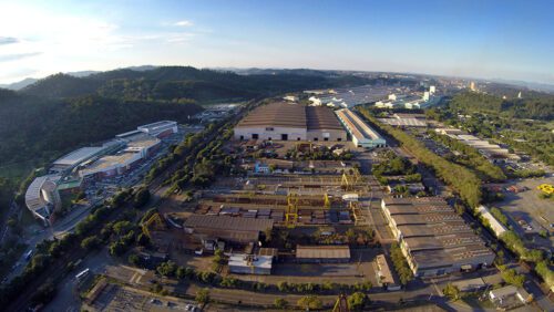 Usiminas registra lucro líquido de R$ 975 milhões no 4T23, revertendo prejuízo anterior