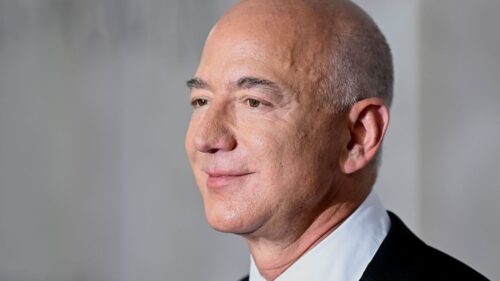 Jeff Bezos, o visionário por trás da Amazônia, volta ao topo como o homem mais rico do mundo.