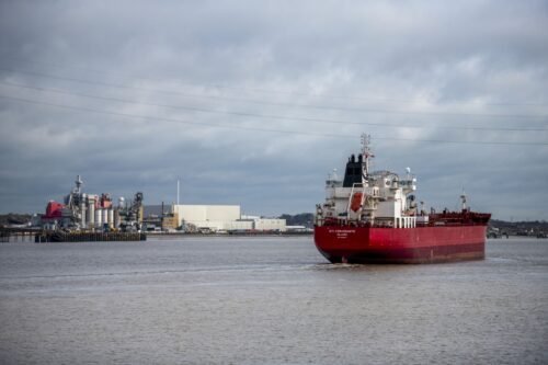 Navios com diesel russo se aglomeram na costa brasileira