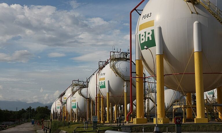 Petrobras informa pagamento de R$240,2 bi de tributos e royalties em 2023 ao governo