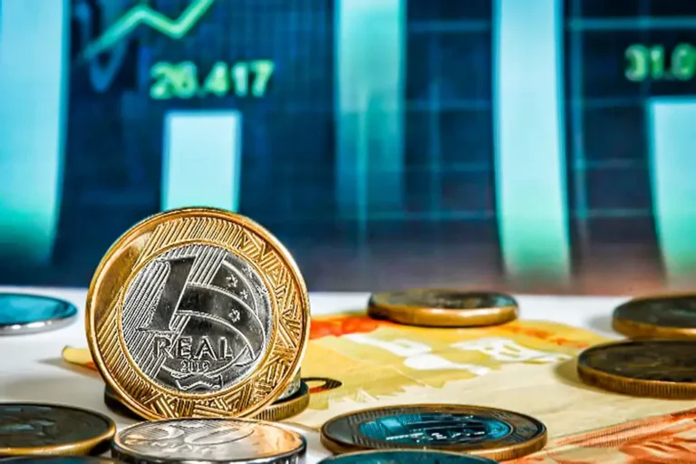 Moeda e gráfico ilustrando o Boletim FOcus