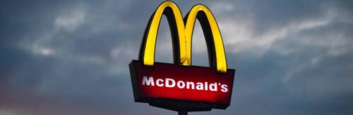 McDonald's enfrenta problemas tecnológicos globais, suspende operações em vários países