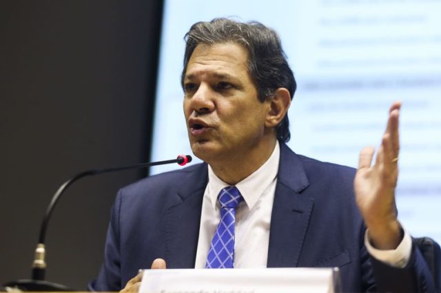 BC foca em meta de inflação e evita fixar meta de câmbio, diz Haddad