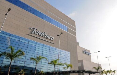Telefônica Brasil (VIVT3) inicia programa de recompra de até R$1 bi em ações