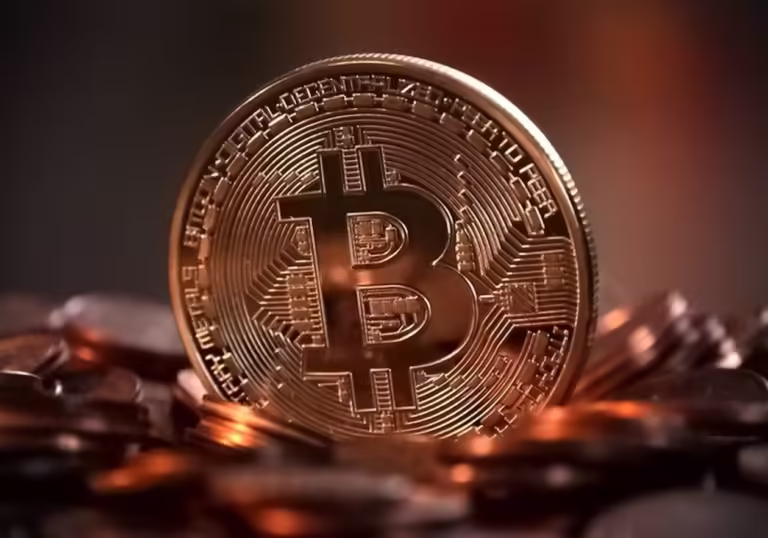 Bitcoin se recupera e opera em alta após queda com tensões geopolíticas