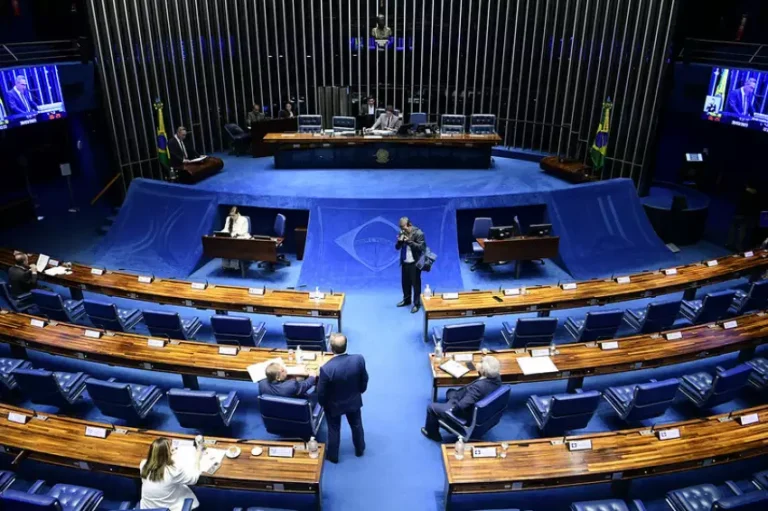Senado aprova isenção do IR para quem ganha até 2 salários mínimos