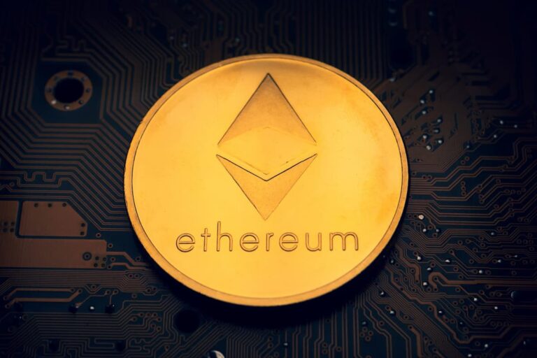 Imagem de uma moeda dourada representando a Ethereum sobre um circuito eletrônico, simbolizando tecnologia blockchain.