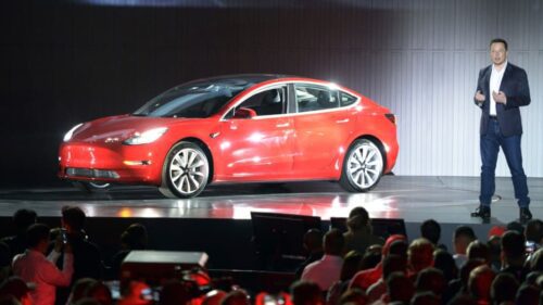 Elon Musk desmente Reuters: Tesla continua planos para carros acessíveis