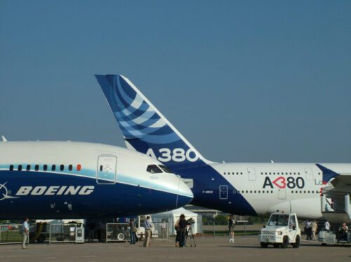 As principais fabricantes de aeronaves, Boeing e Airbus, enfrentam problemas de produção de aeronaves