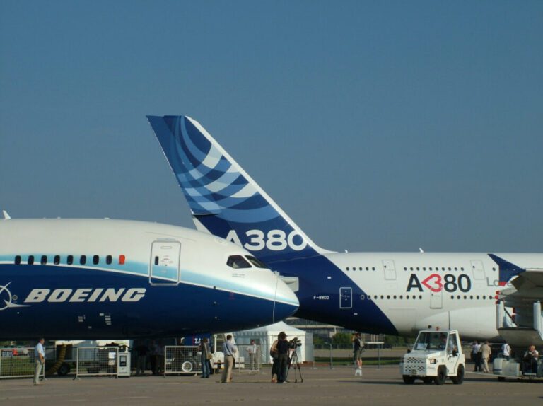 As principais fabricantes de aeronaves, Boeing e Airbus, enfrentam problemas de produção de aeronaves