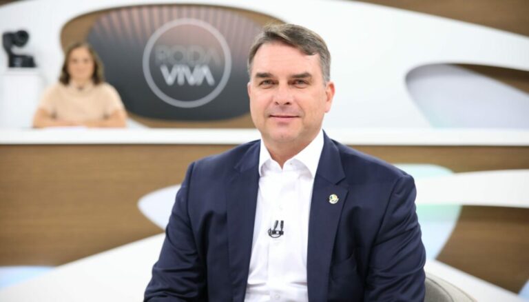Flávio Bolsonaro defende diálogo e rejeita impeachment de ministro do STF
