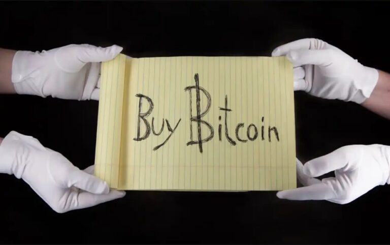 Leilão de um papel escrito 'Compre Bitcoin' alcança lance de US$ 139 mil