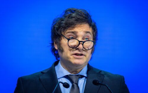 O governo Milei enfrenta o desafio da pobreza na Argentina, alegando “corrigir” os erros do passado