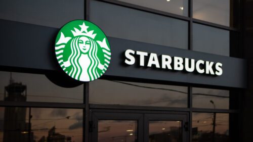 Starbucks demite CEO e nomeia Brian Niccol da Chipotle