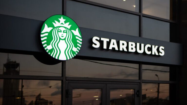 Starbucks demite CEO e nomeia Brian Niccol da Chipotle