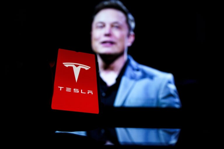 Tesla enfrenta queda nas entregas anuais pela primeira vez, impactada pela concorrência crescente
