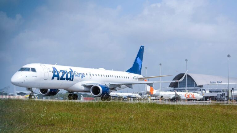 Avião da Azul com avião da Gol atrás
