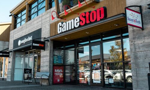 A frente de uma loja GameStop