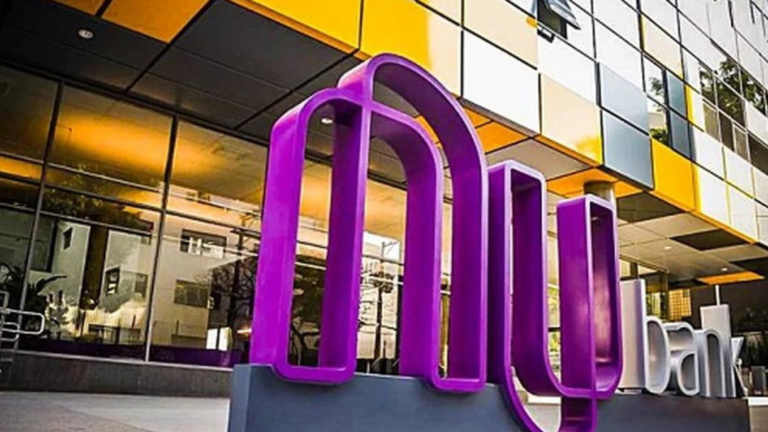 logo do Nubank em frente a prédio