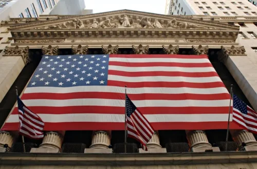 Payroll mais ‘normal’ de abril reaviva esperança de corte de juros