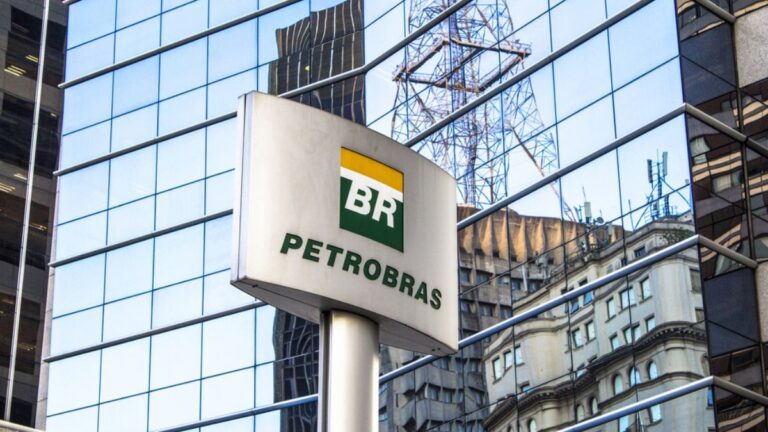 placa da petrobras com prédio espelhado no fundo