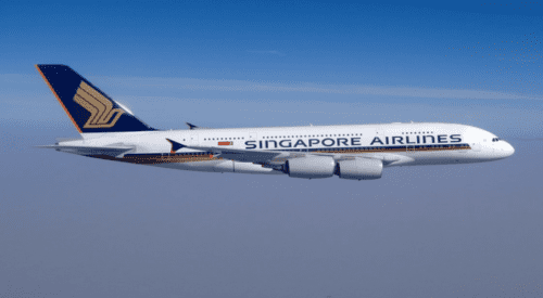 avião da Singapore Airlines no céu azul