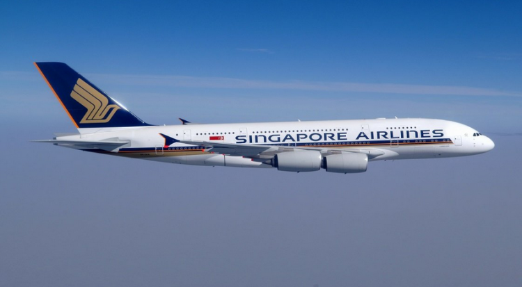 avião da Singapore Airlines no céu azul