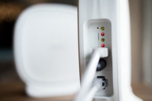 um close de um dispositivo de wifi branco