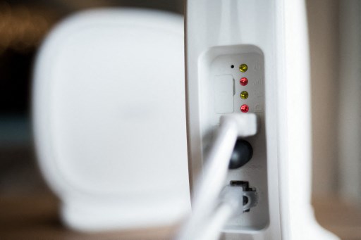 um close de um dispositivo de wifi branco