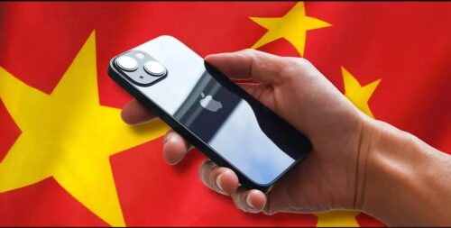 mão segurando um iphone em cima de uma bandeira da China