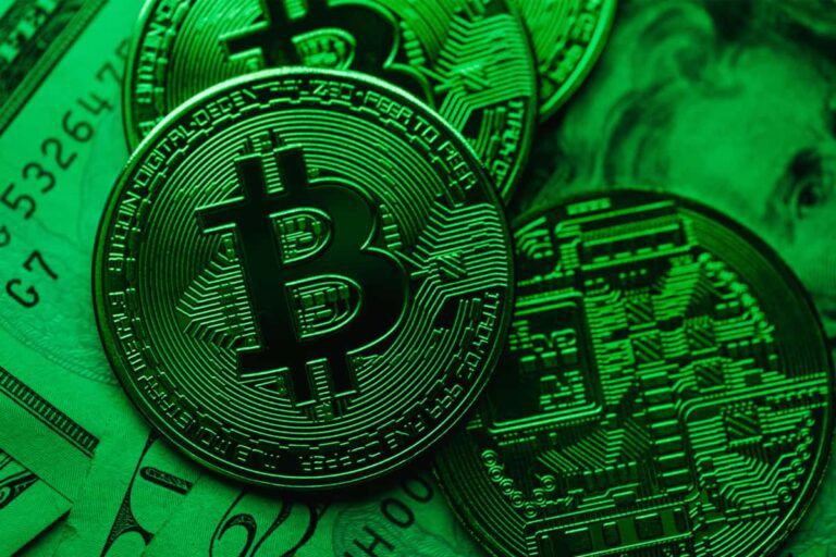 Moeda de criptomoeda Bitcoin Cash exibida sobre notas de dólar americanas.