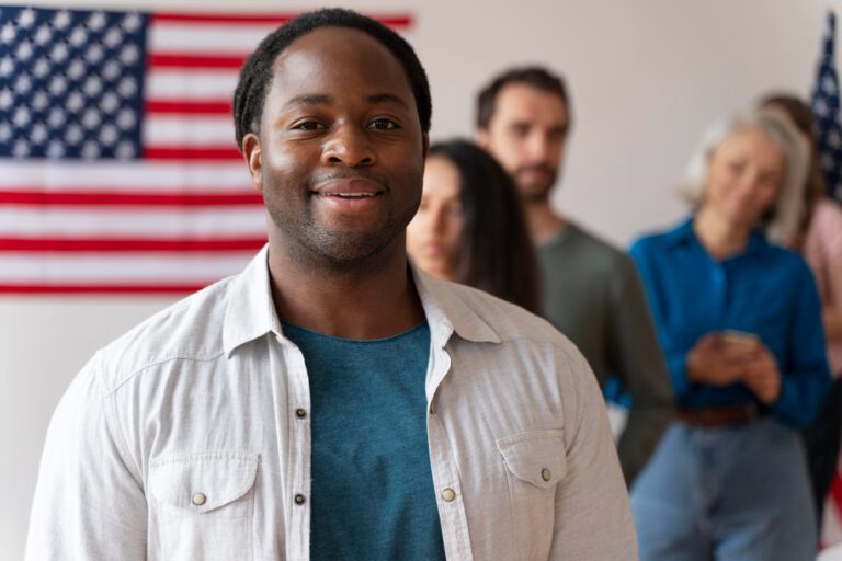 fila de pessoas na frente de uma bandeira dos EUA