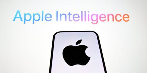 Apple inteligence escrito em cima de um celular da apple
