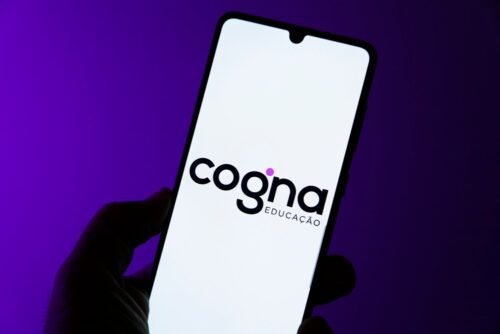 Cogna (COGN3) anuncia programa de recompra de ações para impulsionar valor aos acionistas