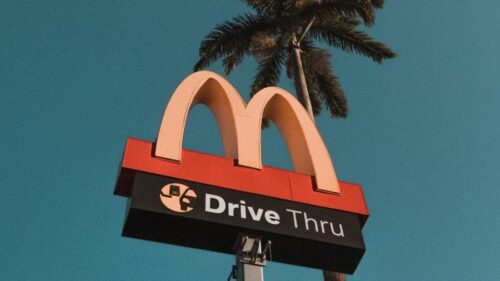 Desativação da tecnologia de IA nos drivetThrus do McDonald's após falhas viralizarem