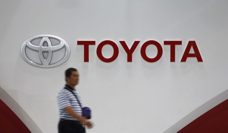Parede com logo em 3d da Toyota