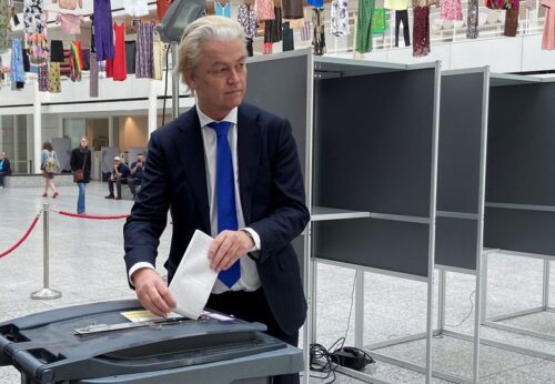 Candidato da Holanda efetuando voto