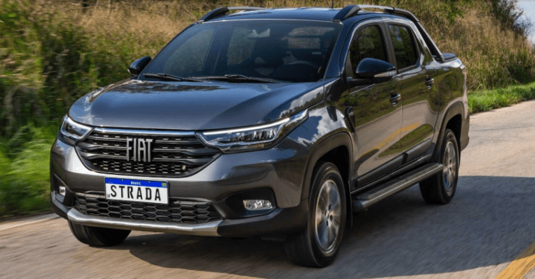 Foto de uma fiat strada preta na estrada