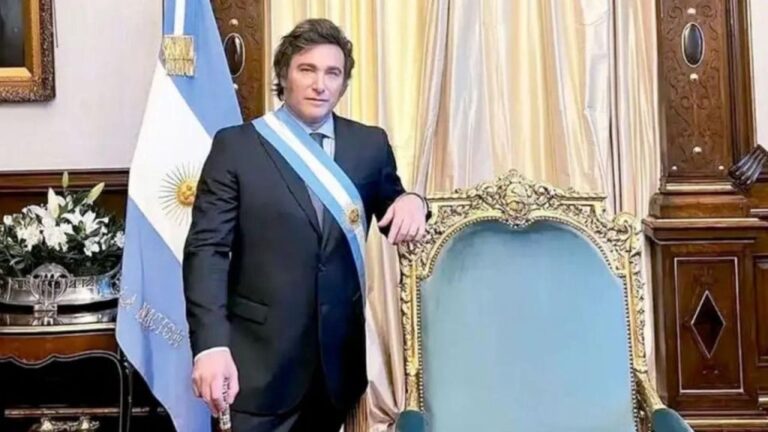 Javier Milei em frente a uma bandeira da Argentina