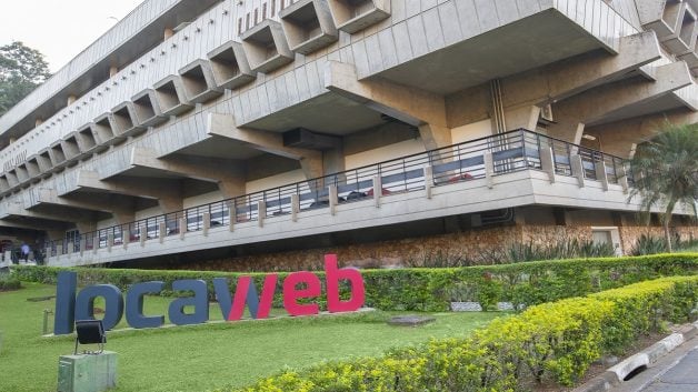 gramado com logo da Local Web com um prédio de fundo