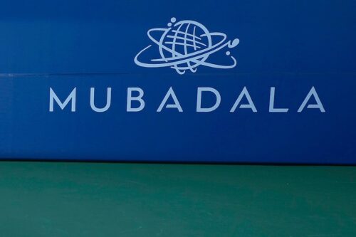 Parede com Mubadala escrito