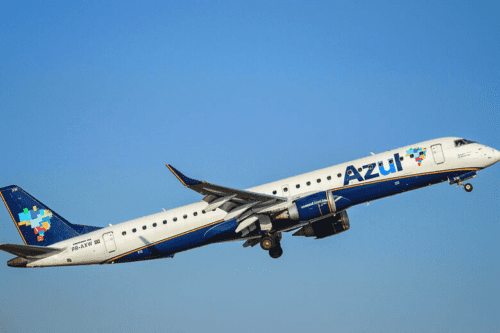 Azul (AZUL4) enfrenta novo dia de crise com queda de ações e rebaixamento de rating
