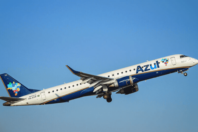 Azul (AZUL4) enfrenta novo dia de crise com queda de ações e rebaixamento de rating