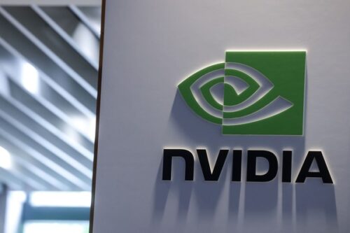 Parede com o logo da Nvidia em destaque