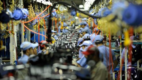 Pessoas trabalhando em uma fabrica