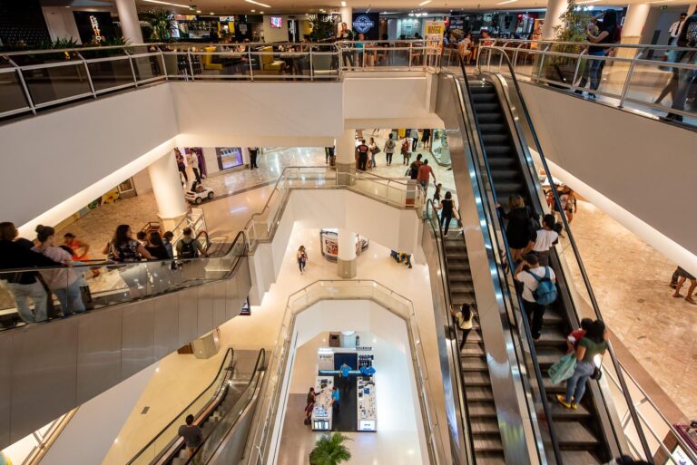 Escadas rolantes do interior do Madureira Shopping, centro comercial que integra o portifólio do Genial Malls FII (MALL11)