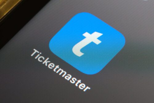 Close de um celular com logo do Ticketmaster