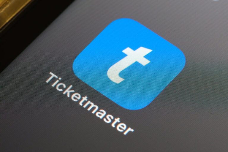 Close de um celular com logo do Ticketmaster
