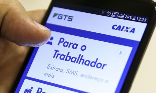 close em celular com app do FGTS aberto escrito "para o trabalhador"